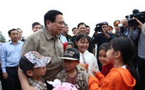 Thủ tướng thăm vùng lũ Phú Yên: Sẽ hỗ trợ tối đa cho người dân tái thiết cuộc sống