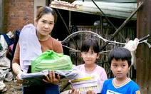 Thương lắm cô trò, mẹ con gom sách vở gửi học sinh vùng lũ