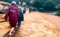 Giáo viên cắm bản vượt lũ trên cầu tạm từ 4 cây gỗ