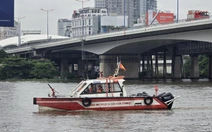 Tìm kiếm tài xế taxi dùng dao tự sát thương trên cầu Sài Gòn rồi rơi xuống sông mất tích