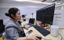 Loạt cổ phiếu chứng khoán, bất động sản 'nằm sàn'