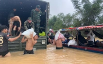 Cõng từng bao gạo tiếp tế cho 3.000 hộ dân vùng sạt lở