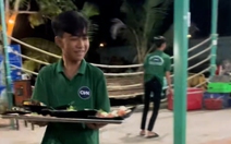 Khi chủ quán dặn nhân viên gặp khách là phải tươi cười