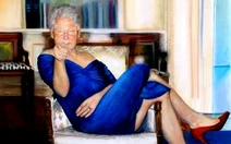 Bức tranh ông Bill Clinton mặc đầm xanh gợi cảm có thật không, 'tỉ phú ấu dâm' Epstein từng treo nó?