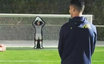 Ronaldo dùng trí thông minh đánh bại thủ môn robot siêu tốc