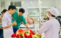 Xe công nông trôi xuống dốc, 13 HS bị thương, Bệnh viện Quảng Ngãi báo động đỏ cấp cứu