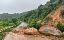 Nhiều nơi có đá lăn trên bán đảo Sơn Trà, tạm phong tỏa tuyến đường khu vực bãi Bắc
