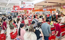 Người dân Quy Nhơn ùn ùn đi siêu thị sắm thực phẩm tránh bão Kalmaegi