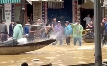 Chủ ghe thuyền giành khách, đánh nhau giữa phố ngập lụt ở Huế, công an vào cuộc