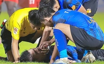 Tuyển thủ Việt Nam suýt cắn lưỡi trên sân Hà Tĩnh