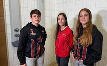 Đội bóng rổ nữ Tây Ban Nha hốt hoảng vì bị quay lén khi đang tắm