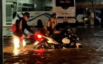 Cố lái xe qua đường ngập, hai thanh niên nẹt pô vẫn bị chết máy