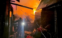 Cháy chợ tại Gia Lai lúc giữa đêm, 86 ki ốt hàng hóa bị thiêu rụi