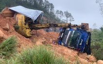 Hiện trường sạt lở núi ở đường ven biển, hai công nhân bị thương