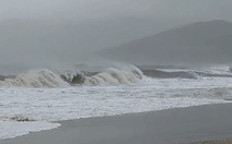 Quy Nhơn mưa như trút, gió giật mạnh, có cơn sóng cao đến 3m