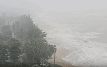 Trực tiếp: Bão số 13 đang hướng vào đất liền, ven biển nam Trung Bộ đã có mưa to sóng lớn