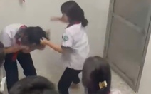 Nữ sinh lớp 8 ở TP.HCM đánh hội đồng bạn học trong nhà vệ sinh: phụ huynh xin bồi thường!