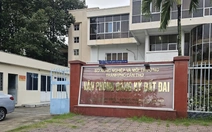 Chữ ký giám đốc chỉ toàn nét gạch ngang dọc, người dân nói ‘thấy kỳ kỳ’