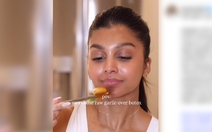 Hiệu quả hơn tiêm Botox, 'tỏi ngâm mật ong' có thể giúp da sáng mịn tự nhiên?