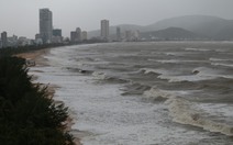 Quy Nhơn mưa như trút, gió giật mạnh, có cơn sóng cao đến 3m