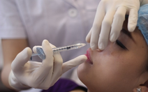 Tiêm botulinum 'thon cằm, xóa nhăn trán’, cô gái trẻ liệt tứ chi