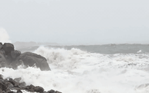 Bão số 13 đang hướng vào đất liền, ven biển nam Trung Bộ đã có mưa to sóng lớn