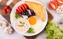 Bỏ bữa sáng và ăn tối muộn gây hại cho xương đến mức nào?