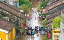 Phố cổ Hội An mở cửa trở lại sau gần 2 tuần dầm dề trong trận lụt lịch sử