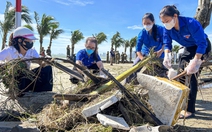 Đà Nẵng: Khẩn trương dọn rác ngổn ngang đường phố sau bão số 13