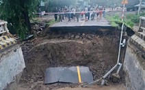 Nước lũ cuốn đứt đường đầu cầu, đường Trường Sơn Đông ách tắc