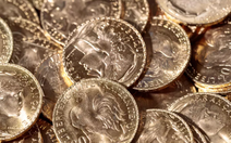 Đào đất trong vườn, bất ngờ thấy 5 thỏi vàng cùng nhiều tiền vàng