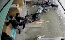 Chàng trai ngơ ngác bật ngửa khi bị xe máy điện không người lái tông