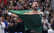 Djokovic xé rách áo ăn mừng chức vô địch thứ 101, rồi tuyên bố rút lui khỏi ATP Tour Finals