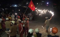 Hàng ngàn dân Lý Sơn đón 3 người thoát chết trên biển kỳ diệu trở về, bắn pháo hoa tưng bừng