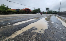 Quốc lộ 1 qua Huế chi chít ổ voi, ổ gà sau mưa lũ