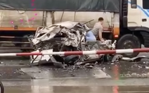 Hết hồn khi thấy tài xế chui ra từ xe con nát bét sau va chạm với xe tải và xe đầu kéo