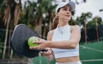 Phụ nữ nên chọn pickleball hay đi bộ?