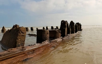 Sau nhiều tháng mất dấu, tàu cổ ở Hội An bất ngờ nổi lên nguyên vẹn sau bão số 13