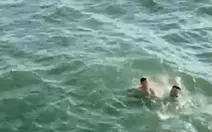 Trôi dạt 2 ngày xuyên bão và sống sót thần kỳ: Cố lên, còn vợ con ở nhà