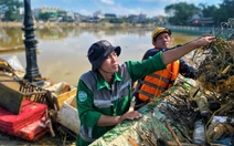 Hưởng ứng lời kêu gọi của chủ tịch TP Huế, người dân ra đường dọn rác sau mưa lũ