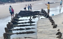 Người dân kéo đến xem tàu cổ nổi lên ở biển Hội An từ sáng sớm, lai lịch con tàu ra sao?