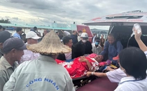 Tàu khách đưa một người ở Lý Sơn sống sót kỳ diệu vào đất liền điều trị