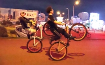 Xuất hiện một nhóm chạy xe đạp ‘bốc đầu’ gần chợ Bến Thành