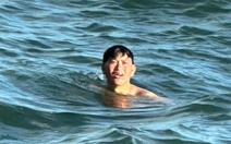 Trôi dạt 2 ngày xuyên bão và sống sót thần kỳ: Cố lên, còn vợ con ở nhà