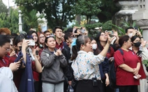 Sinh viên Trường đại học Nguyễn Tất Thành vừa học nghề, vừa học sử tại lăng Ông Bà Chiểu