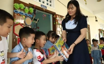 Học sinh mầm non vùng lũ Hòa Thịnh rộn ràng trở lại trường với sách giáo khoa, đồ chơi mới