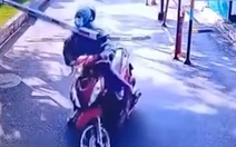 Cô gái tông gãy barie một cách khó hiểu