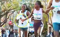 Runner vuột chiến thắng giải marathon sau hành động đẹp