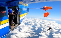 Sự cố hy hữu khiến người nhảy dù bị treo lơ lửng ở độ cao 4.600m