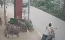 Rùng mình cảnh tài xế vi phạm giao thông đẩy cảnh sát vào đầu xe tải